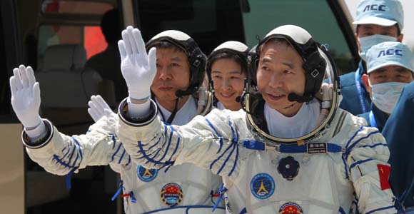 В составе экипажа космического корабля "Шэньчжоу-9" -- два мужчины и одна женщина
