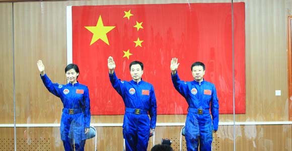 Экипаж космического корабля "Шэньчжоу-9" выразил уверенность в выполнении поставленных задач