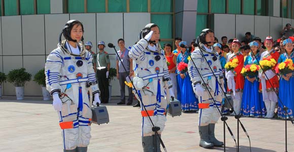 В Китае состоялась церемония проводов экипажа космического корабля "Шэньчжоу-9"