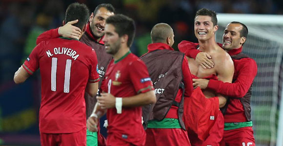 Португальские футболисты выиграли в матче Евро-2012 у голландцев и вышли в 1/4 финала