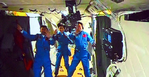 Китайские космонавты вошли в лабораторный модуль "Тяньгун-1"