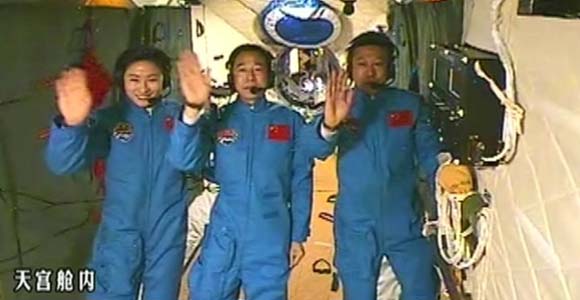 Председатель КНР Ху Цзиньтао вышел на прямую связь с космонавтами на борту модуля "Тяньгун-1"