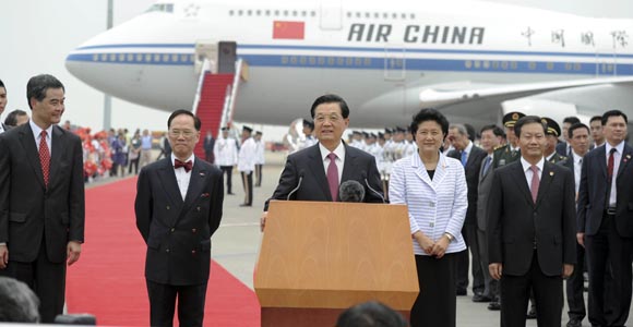 Председатель КНР Ху Цзиньтао прибыл в Сянган для участия в торжествах по случаю 15-й годовщины возвращения Сянгана под суверенитет Китая