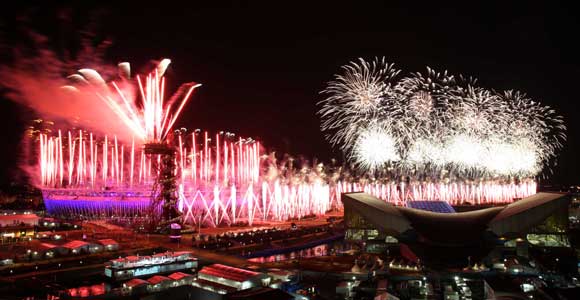 Шоу фейерверка на церемонии открытия XXX летней Олимпиады