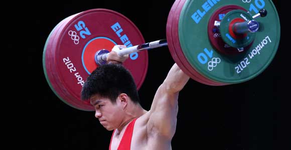 Китаец Линь Цинфэн завоевал "золото" Олимпиады в Лондоне в тяжелой атлетике в весовой категории до 69 кг