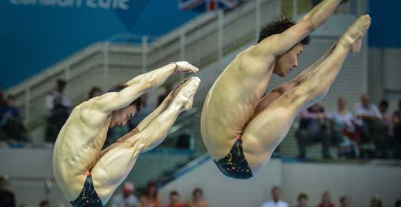 Китайские спортсмены Цинь Кай и Ло Юйтун завоевали олимпийское "золото" в синхронных прыжках с трехметрового трамплина