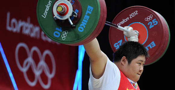 Китаянка Чжоу Лулу завоевала "золото" Олимпиады в Лондоне в тяжелой атлетике в весовой категории свыше 75 кг