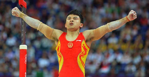 Китаец Фэн Чжэ завоевал "золото" Олимпиады по спортивной гимнастике в упражнении на брусьях