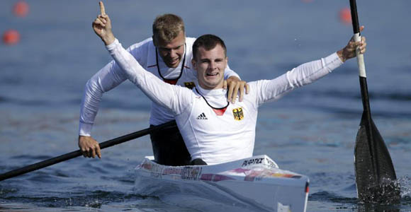 Германские спортсмены Петер Кречмер и Курт Кушела завоевали золотую медаль в гребле на каноэ-двойке на 1000 м