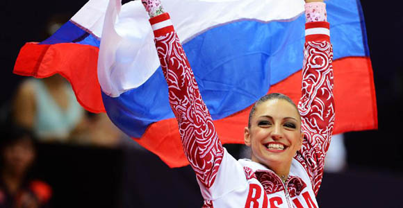 Россиянка Е. Канаева завоевала "золото" в индивидуальном многоборье на олимпийских соревнованиях по художественной гимнастике