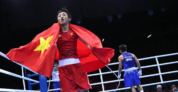 Цзоу Шимин завоевал "золото" Олимпиады по боксу в весовой категории до 49 кг, защитив титул олимпийского чемпиона