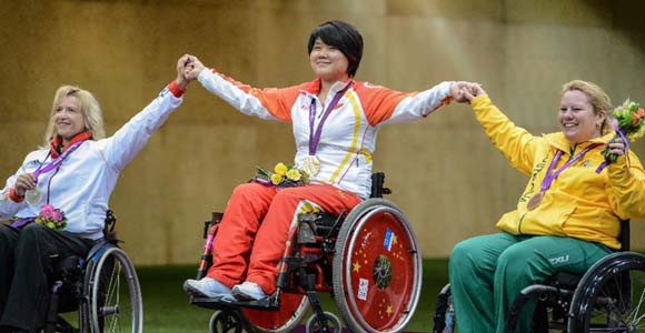 Китайская спортсменка завоевала золотую медаль в стрельбе из пневматической винтовки с дистанции 10 метров
