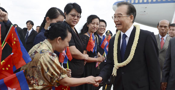 Вэнь Цзябао прибыл в Пномпень для участия в серии встреч руководителей Восточной Азии и нанесения официального визита в Камбоджу