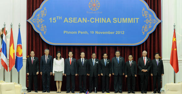 Вэнь Цзябао принял участие в 15-й встрече руководителей Китая и АСЕАН