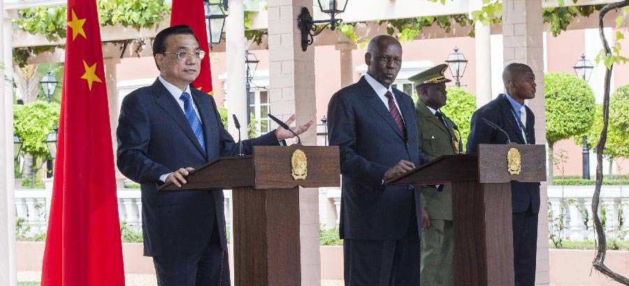 Ли Кэцян и президент Анголы Жозе Эдуарду Душ Сантуш провели совместную пресс-конференцию