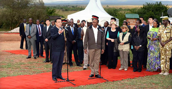 Ли Кэцян посетил мемориал сожжения слоновой кости в Найроби