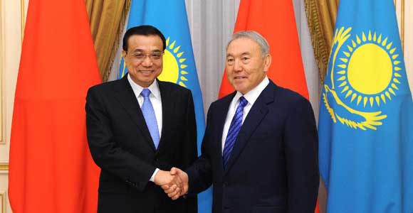 Ли Кэцян встретился с президентом Казахстана Нурсултаном Назарбаевым