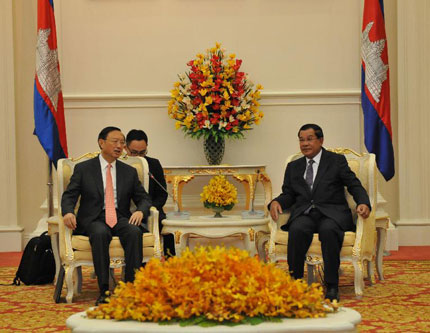 Премьер-министр Камбоджи Хун Сен встретился с членом Госсовета КНР Ян Цзечи