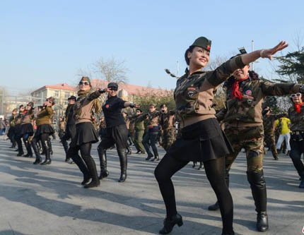 В парке Таожаньтин в Пекине были показаны популярные танцы на площади