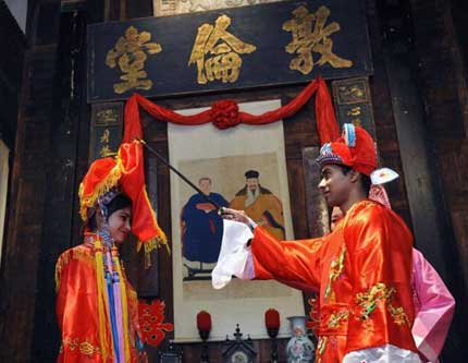 Студенты-иностранцы из 26 стран в музее провинции Аньхой испытали на себе свадебный обряд династии Цин