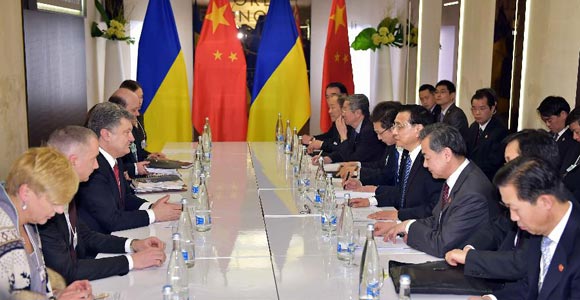 Ли Кэцян встретился с президентом Украины П. Порошенко
