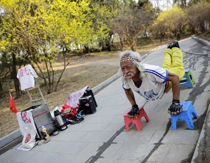 80-летний пекинский дедушка демонстрирует мастерство кунфу