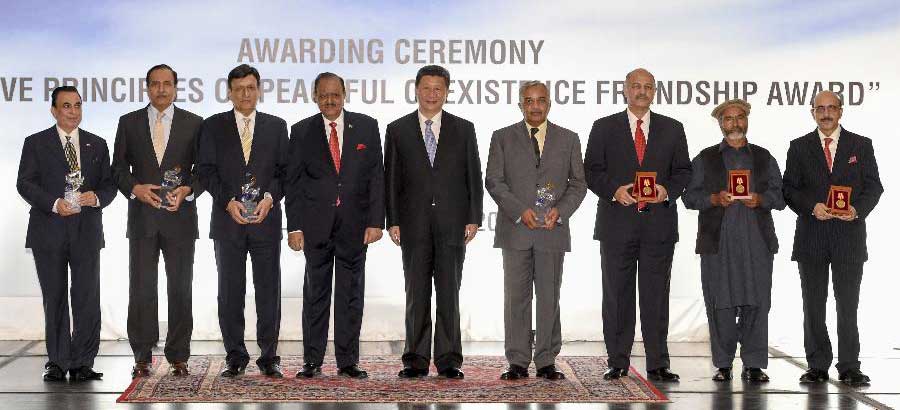 Си Цзиньпин встретился с представителями дружественных кругов и организаций Пакистана и вручил медали "Пяти принципов мирного сосуществования и дружбы"
