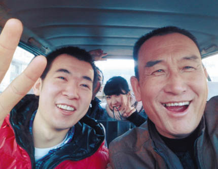 Китайский таксист сфотографировался более чем с 20 тыс клиентов и установил мировой рекорд