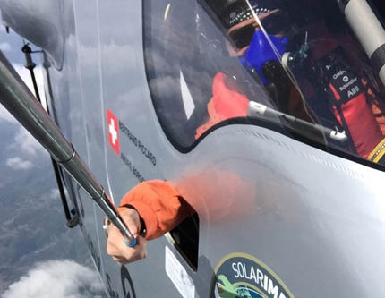 Фотографируется пилот в кабине самолета Solar Impulse 2