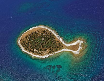 Самые необычные по форме острова