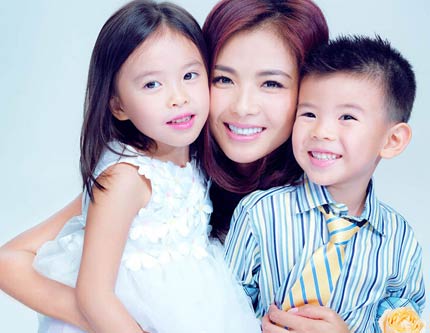 Китайская актриса Лю Тао с своими детьми