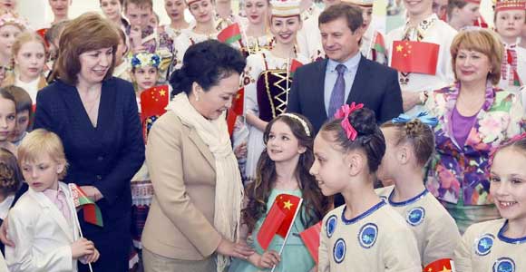 Пэн Лиюань посетила Детский и молодежный центр художественного творчества в Беларуси