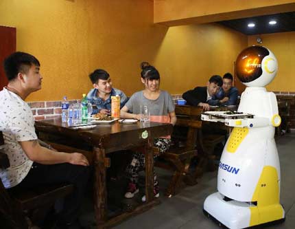 В шэньянском ресторане посетителей обслуживают официанты-роботы