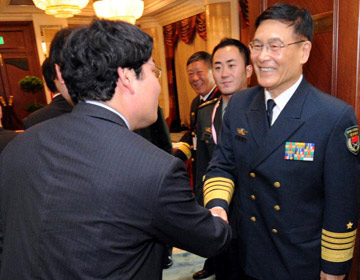 Сунь Цзяньго встретился с гендиректором Управления по оборонной политике при минобороны Японии