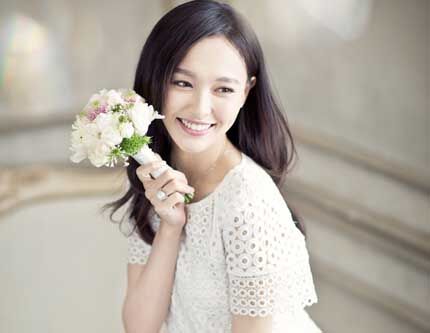 Милая актриса Тан Янь в свадебных платьях