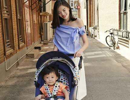 Китайская супермодель Ли Даньни с дочкой позирует для модного журнала