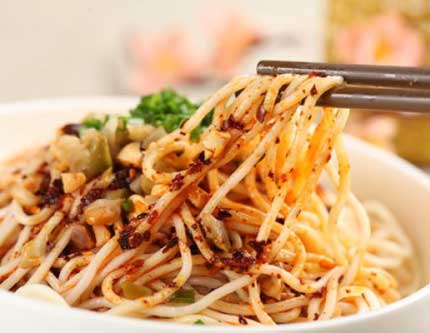 Для полноты ощущений стоит попробовать 20 видов аппетитной лапши из провинции Сычуань