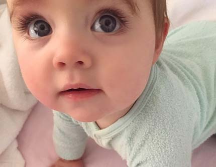 Маленькая девочка с невероятно красивыми глазами собрала 100 тыс. лайков в Интернете