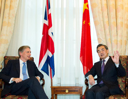 Ван И провел встречу с министром иностранных дел Великобритании Филиппом Хаммондом