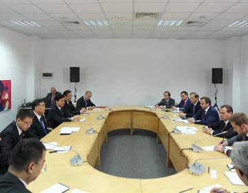 Д.Медведев встретился с вице-премьером Госсовета КНР Ван Яном