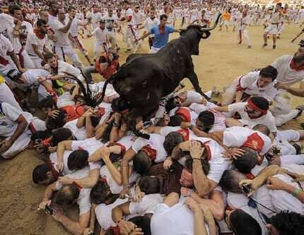 Забег с быками в Памплоне в Испании