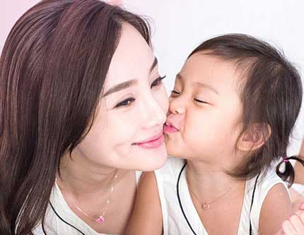 Фотографии актрисы Ли Сяолу с ее милой дочкой