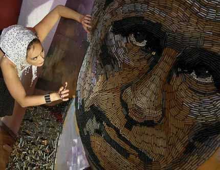 Украинская худолжница создала огромный портрет Путина оболочками боеприпасов