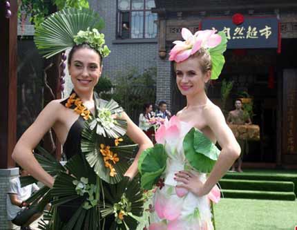 Любительница экологической одежды из России организовала показ моды из овощей и фруктов