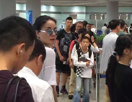 Ван Фэй с дочкой в аэропорту