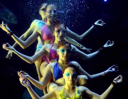 Русские девушки танцуют под водой
