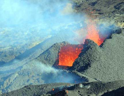 Извержение вулкана Фурнез на острове Реюньон