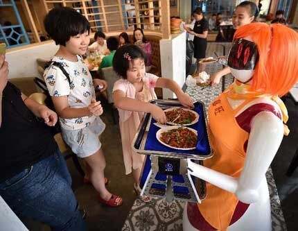 Робот вместо официантов в ресторане города Хайкоу