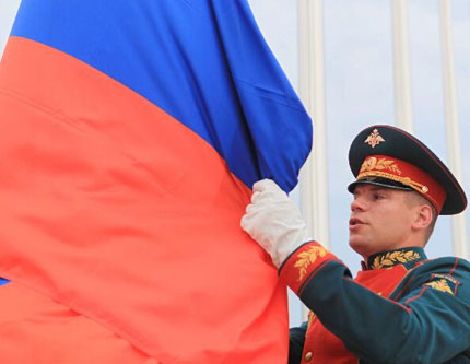 Церемония поднятия флага российских военных, участвующих в параде Победы в Пекине