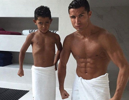 Португальский футболист Криштиану Рональдо и его сын